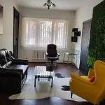 Top Center Cozy And Spacious Apartment