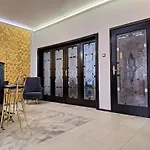 Top Center Cozy And Spacious Apartment