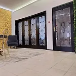 Top Center Cozy And Spacious Apartment